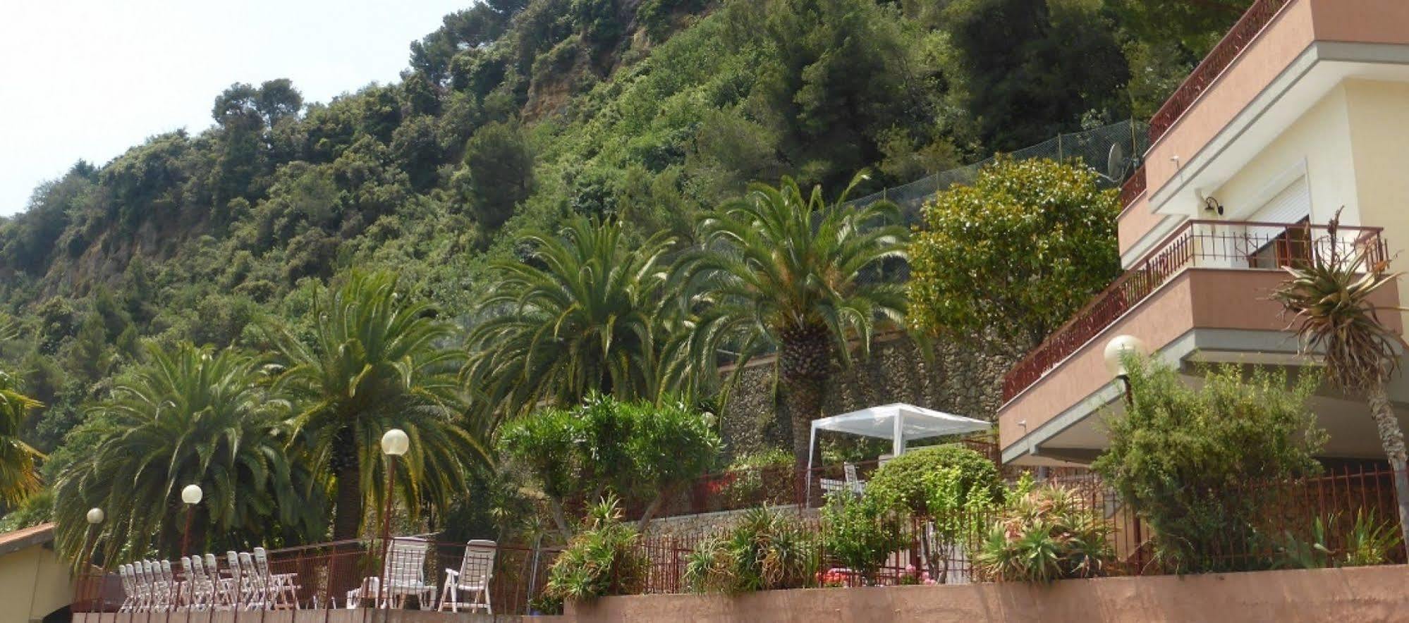 Residence Green Park Ventimiglia Esterno foto
